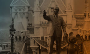 Imagem da estátua de Walt Disney de mãos dadas com o Mickey